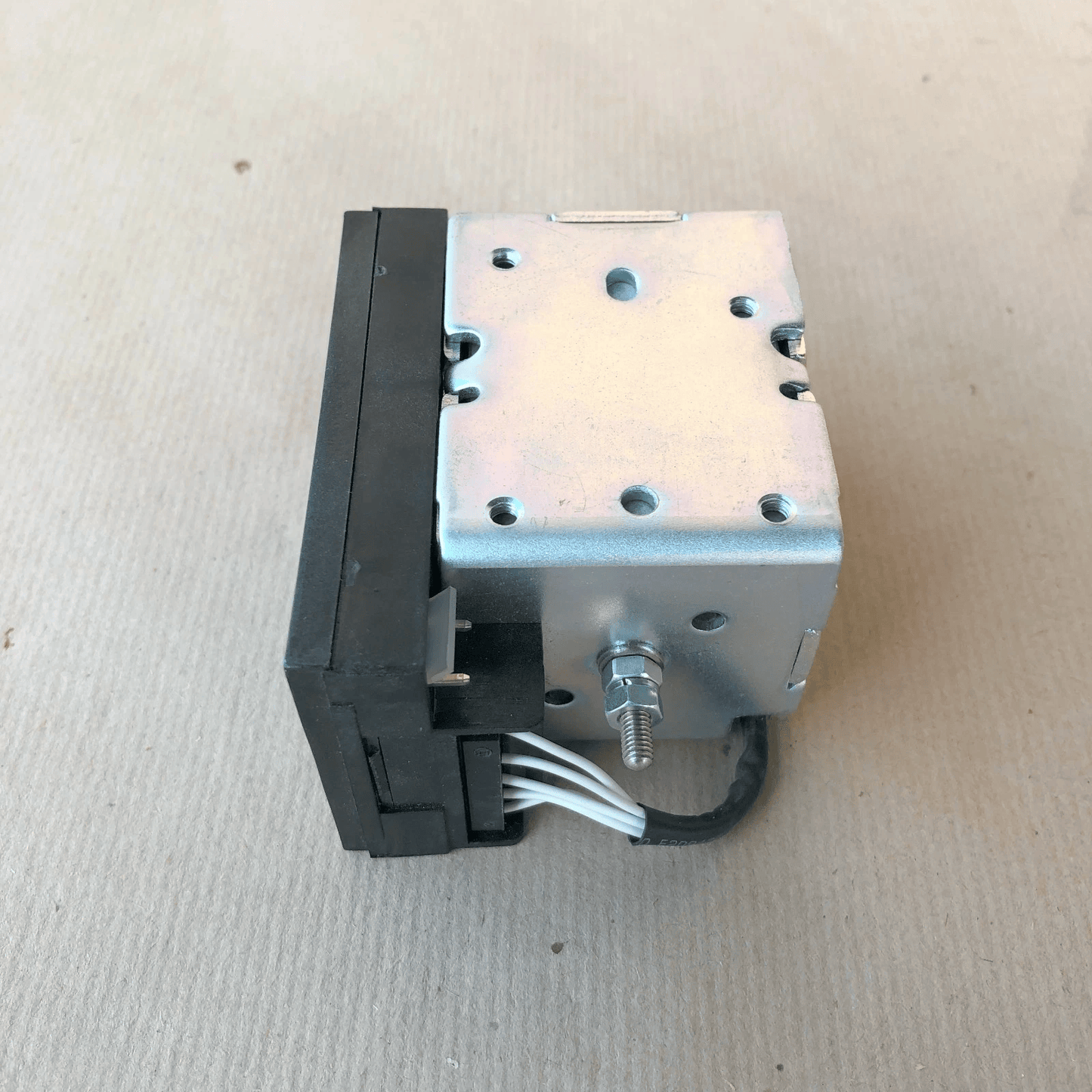 ABB VOLTAGE REGULATOR ABB 1SDA038312R1 Under Voltage Release, 220–240V AC, E1/6-T8 Compatibility - 1pc