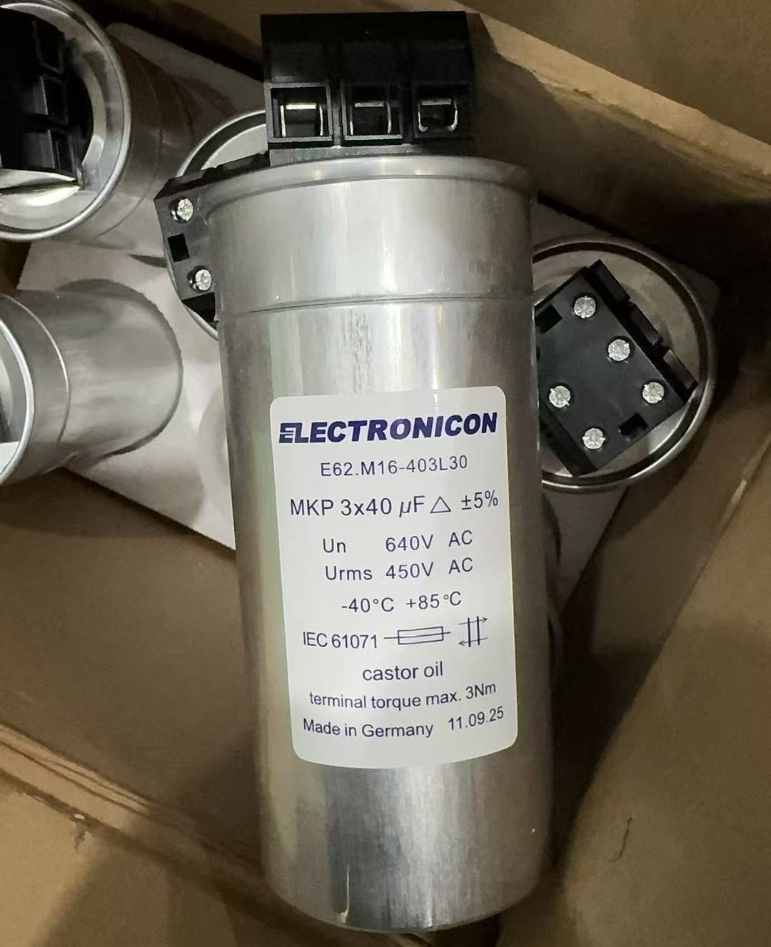 Electronicon E62.M16-403L30 3-phase MKP AC capacitor 3x40µF 640V - Front View