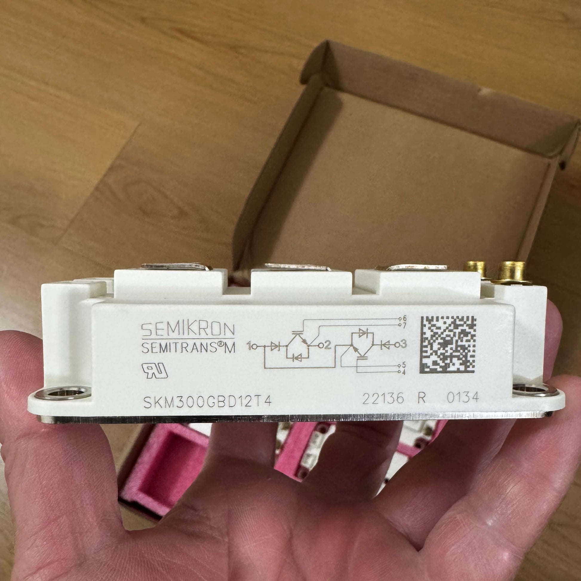 semikron-danfoss-22892212-semitrans-3-skm300gbd12t4-igbt-main