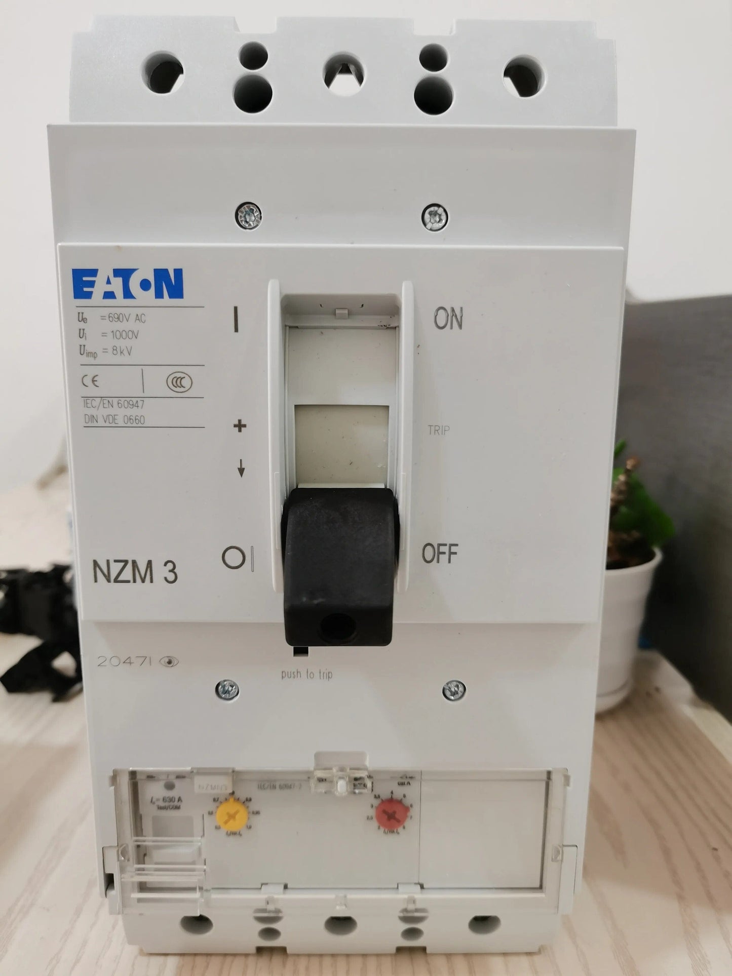 EATON Fuses NZMN3-AE630 259115 Eaton  NZMN3-AE630 259115 Circuit-breaker