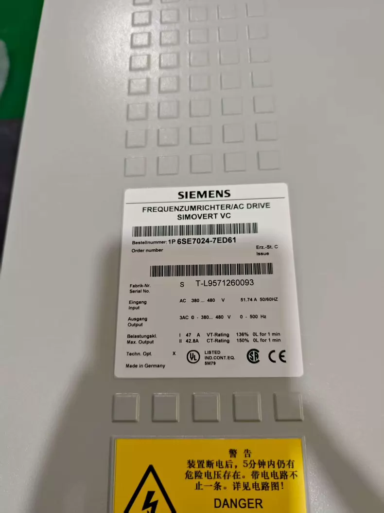 Siemens 6SE7024-7ED61 Vector Control AC Drive, 22kW, 380–480V AC